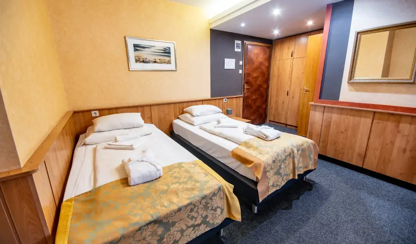 Nyerges Hotel Term�l Monor - M�rcius 15. 