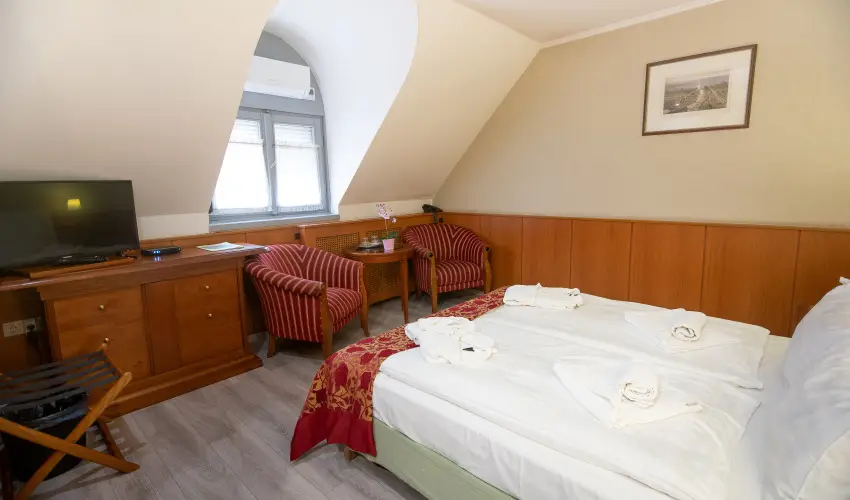 Nyerges Hotel Term�l Monor - M�rcius 15. 