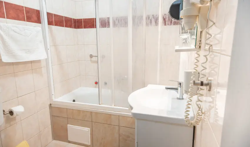 Nyerges Hotel Term�l Monor - M�rcius 15. 