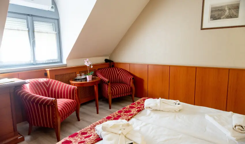 Nyerges Hotel Term�l Monor - M�rcius 15. 