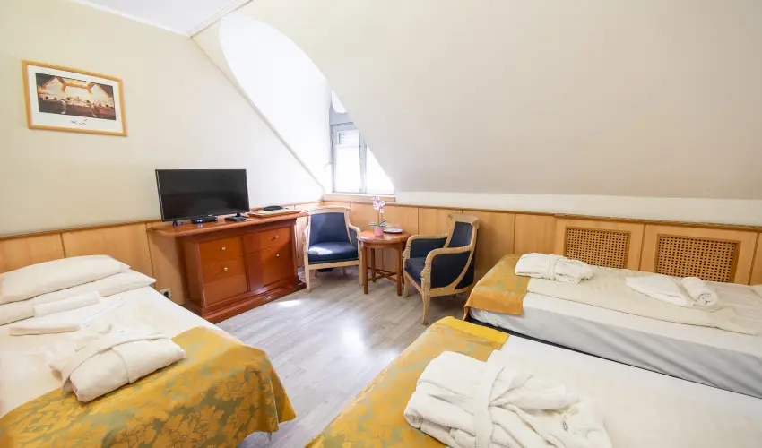 Nyerges Hotel Term�l Monor - M�rcius 15. 