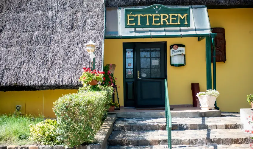 Nyerges Hotel Term�l Monor - M�rcius 15. 