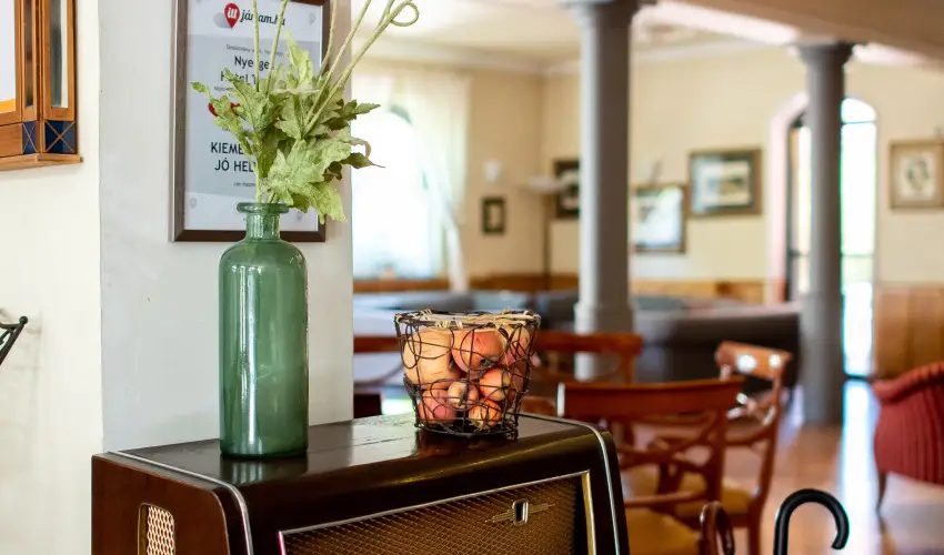 Nyerges Hotel Term�l Monor - M�rcius 15. 