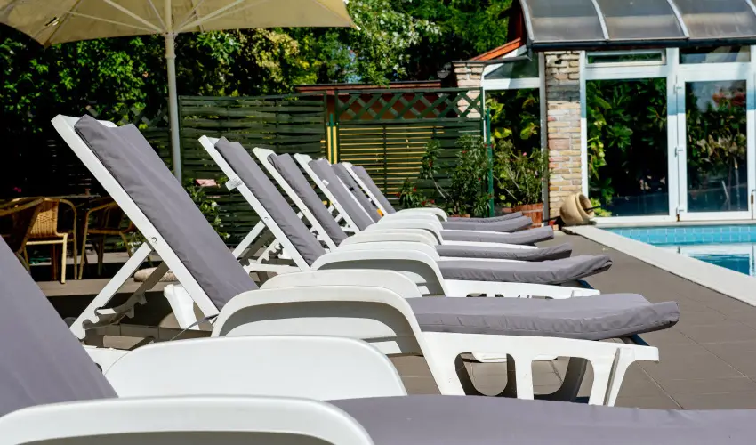 Nyerges Hotel Term�l Monor - M�rcius 15. 