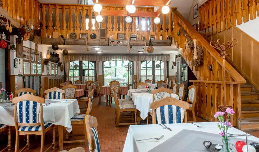 Nyerges Hotel Term�l Monor - M�rcius 15. 