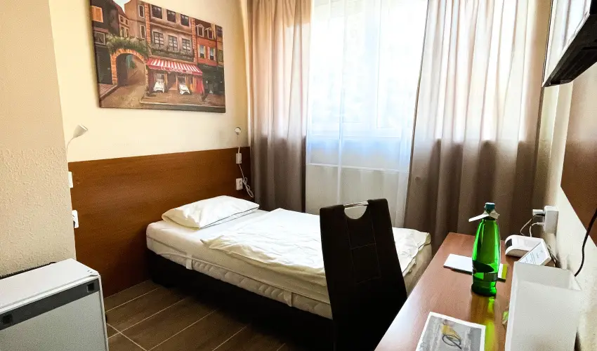 �reg-t� Hotel Tata - M�rcius 15. 