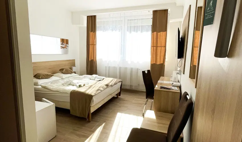 �reg-t� Hotel Tata - M�rcius 15. 