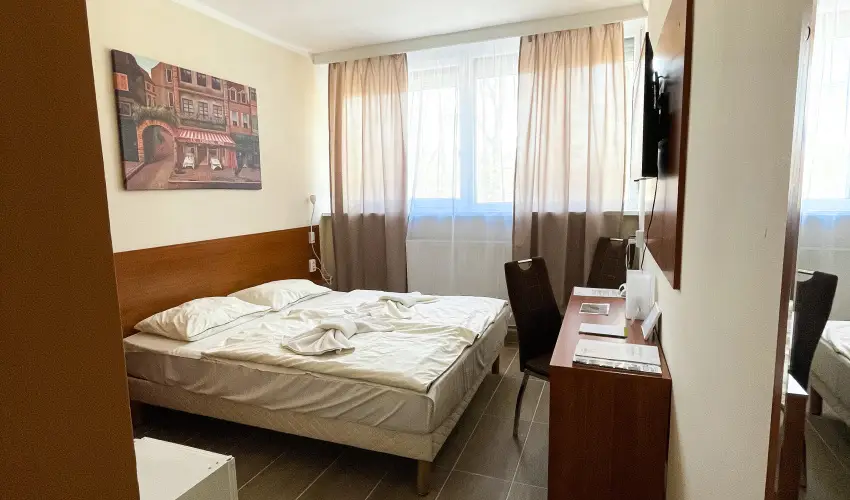 �reg-t� Hotel Tata - M�rcius 15. 