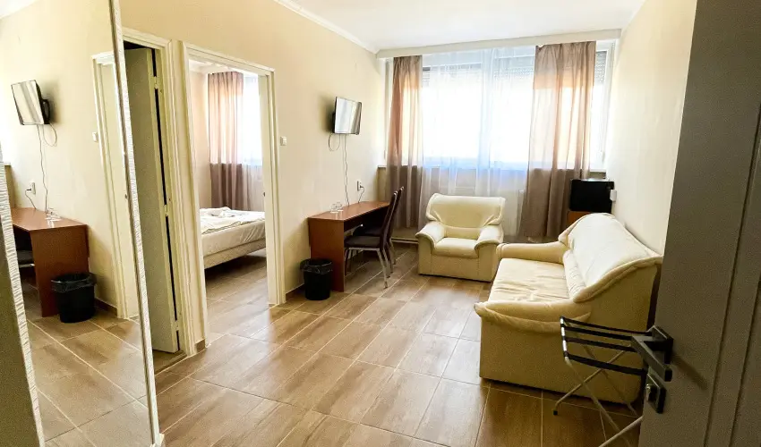 �reg-t� Hotel Tata - M�rcius 15. 