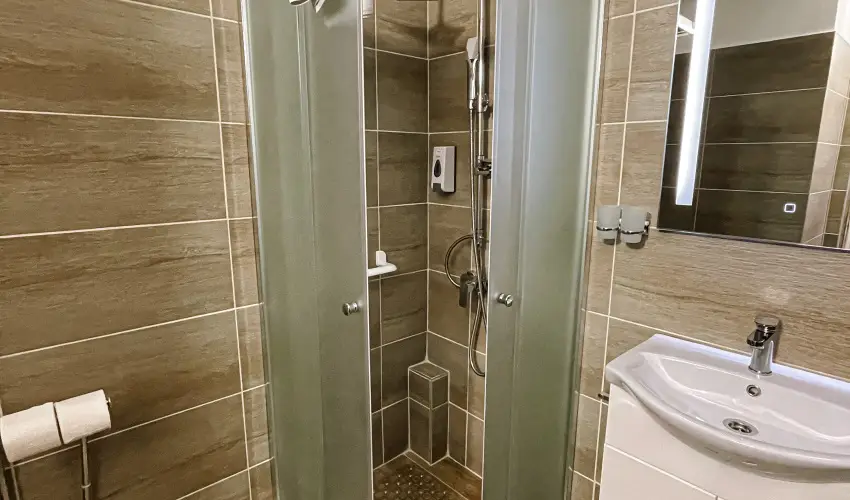 �reg-t� Hotel Tata - M�rcius 15. 