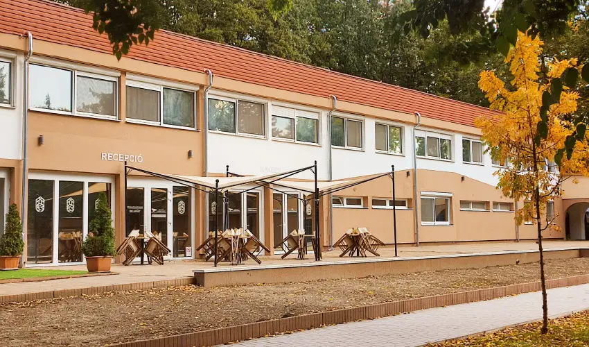 �reg-t� Hotel Tata - M�rcius 15. 