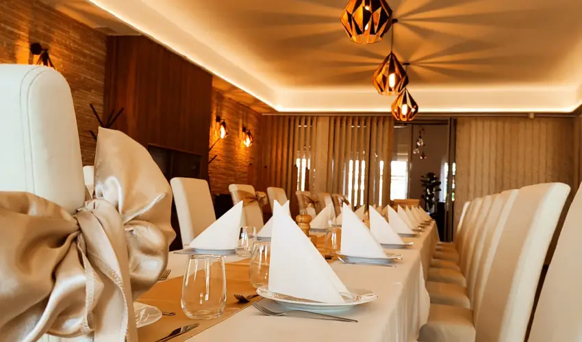 �reg-t� Hotel Tata - M�rcius 15. 