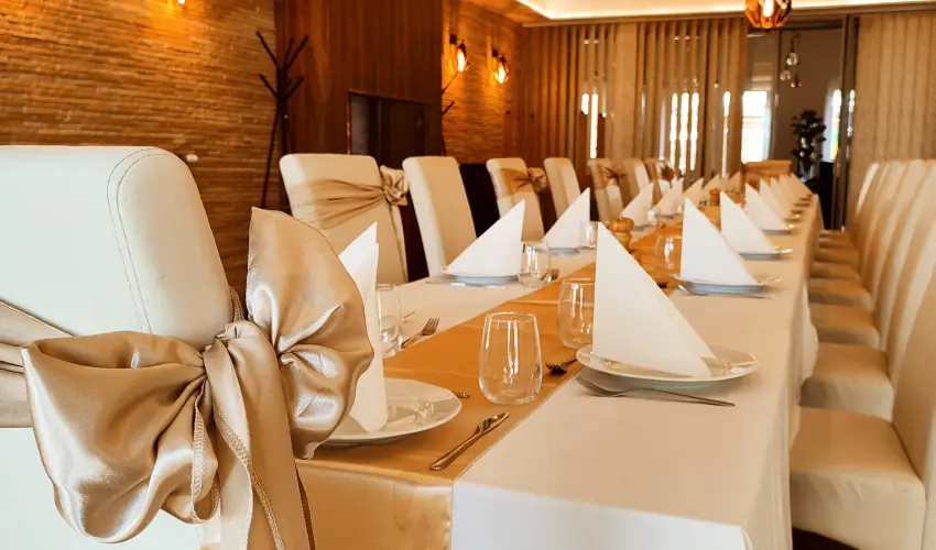 �reg-t� Hotel Tata - M�rcius 15. 