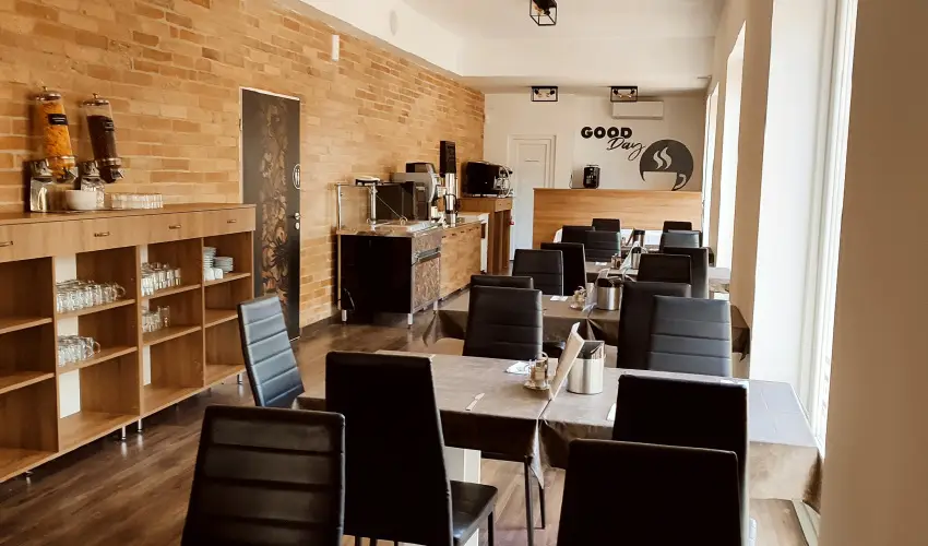 �reg-t� Hotel Tata - M�rcius 15. 