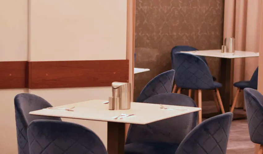 Palatinus Hotel Sopron - M�rcius 15.  (min. 3 �j)