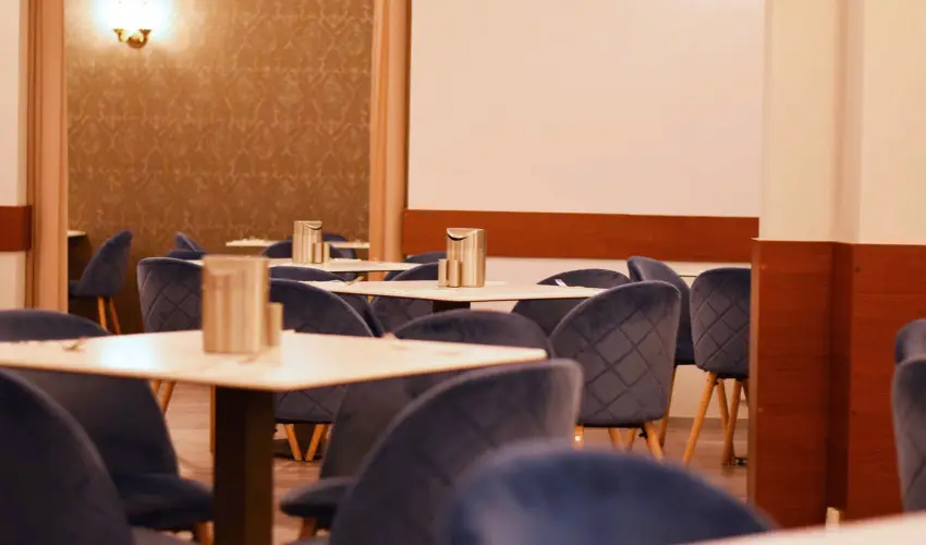 Palatinus Hotel Sopron - M�rcius 15.  (min. 3 �j)
