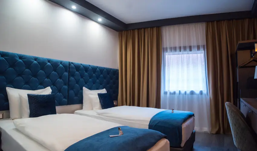 Palatinus Hotel Sopron - M�rcius 15.  (min. 3 �j)