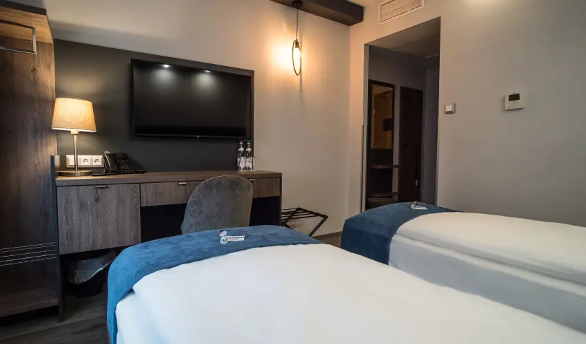 Palatinus Hotel Sopron - M�rcius 15.  (min. 3 �j)