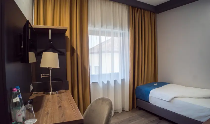 Palatinus Hotel Sopron - M�rcius 15.  (min. 3 �j)