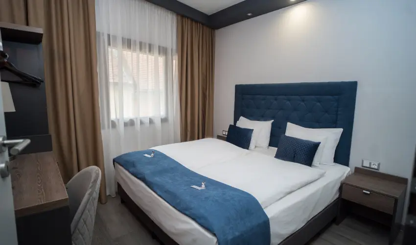 Palatinus Hotel Sopron - M�rcius 15.  (min. 3 �j)
