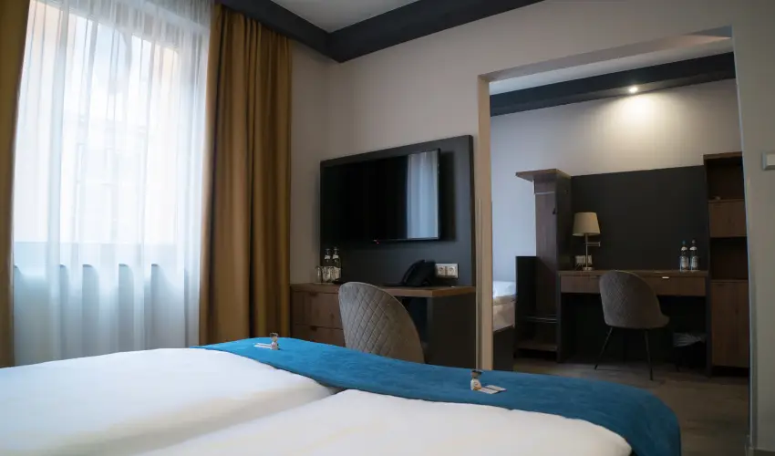 Palatinus Hotel Sopron - M�rcius 15.  (min. 3 �j)