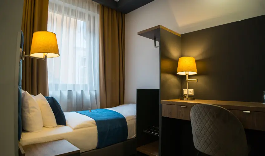 Palatinus Hotel Sopron - M�rcius 15.  (min. 3 �j)