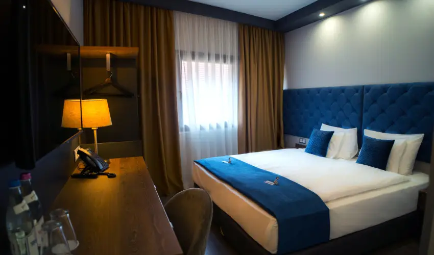 Palatinus Hotel Sopron - M�rcius 15.  (min. 3 �j)