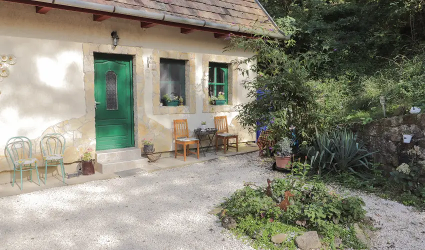 Pal�cliget Vend�gh�z K�tbodony - M�rcius 15. - teljes el�refizet�ssel (min. 2 �j)
