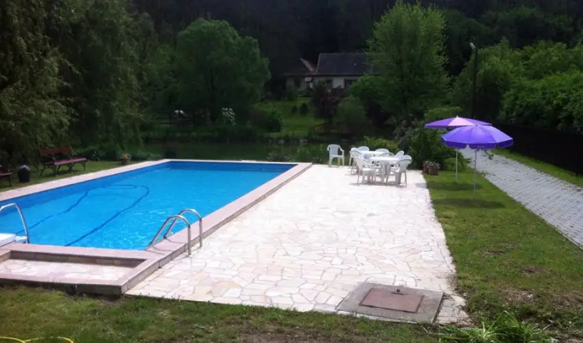 Pal�cliget Vend�gh�z K�tbodony - M�rcius 15. - teljes el�refizet�ssel (min. 2 �j)