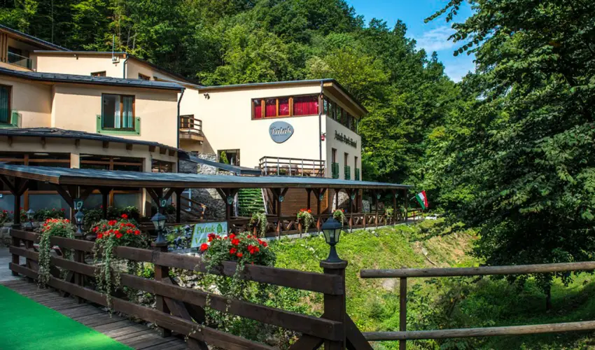 Patak Park Hotel Visegr�d - M�rcius 15. 