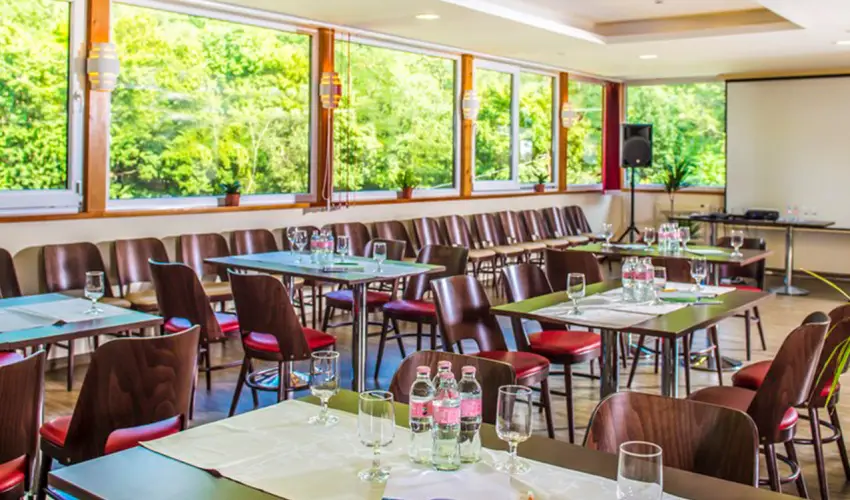 Patak Park Hotel Visegr�d - M�rcius 15. 