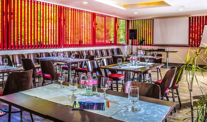 Patak Park Hotel Visegr�d - M�rcius 15. 