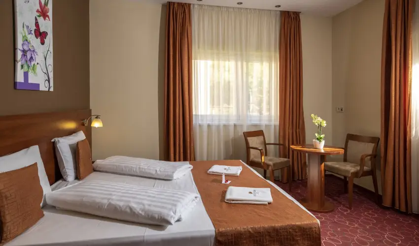 Patak Park Hotel Visegr�d - M�rcius 15. 