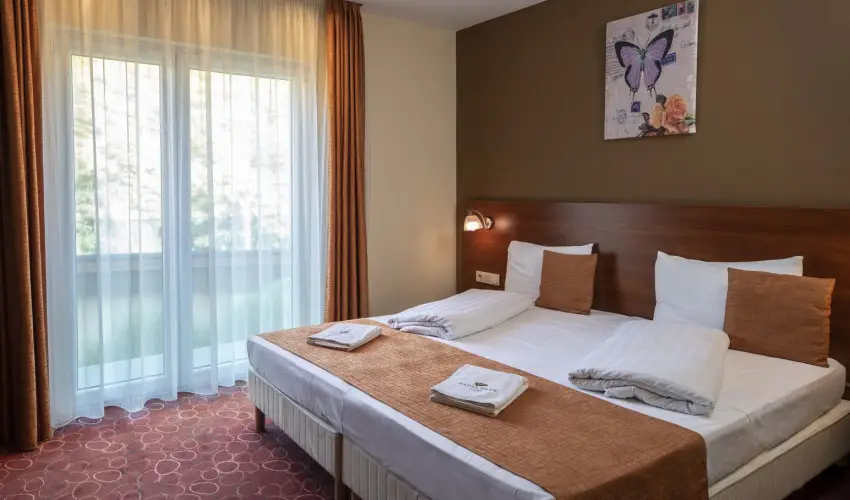 Patak Park Hotel Visegr�d - M�rcius 15. 