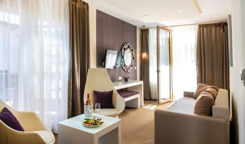 Residence Hotel Balaton Si�fok - M�rcius 15. 