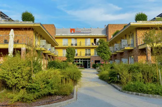 Royal Club Hotel - M�rcius 15. (min. 2 �j)