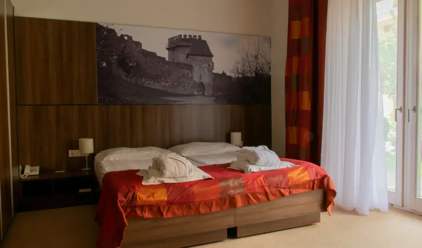 Royal Club Hotel Visegr�d - M�rcius 15.  (min. 2 �j)