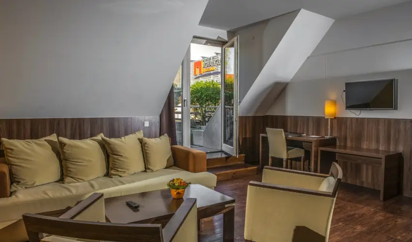 Royal Club Hotel Visegr�d - M�rcius 15.  (min. 2 �j)
