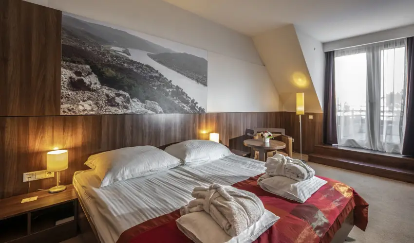 Royal Club Hotel Visegr�d - M�rcius 15.  (min. 2 �j)