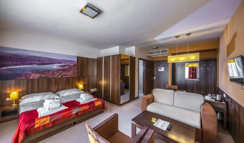 Royal Club Hotel Visegr�d - M�rcius 15.  (min. 2 �j)