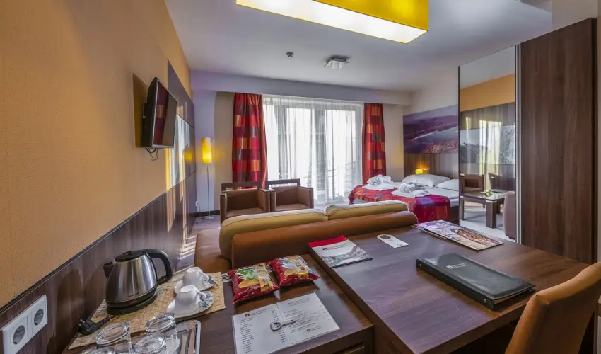 Royal Club Hotel Visegr�d - M�rcius 15.  (min. 2 �j)