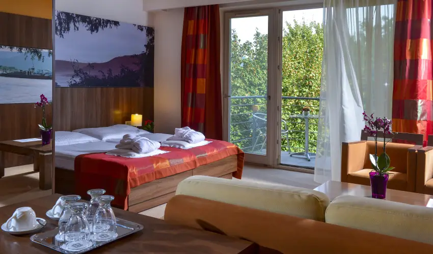 Royal Club Hotel Visegr�d - M�rcius 15.  (min. 2 �j)