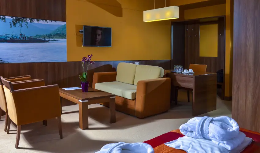 Royal Club Hotel Visegr�d - M�rcius 15.  (min. 2 �j)