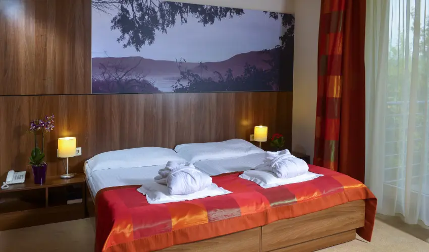 Royal Club Hotel Visegr�d - M�rcius 15.  (min. 2 �j)