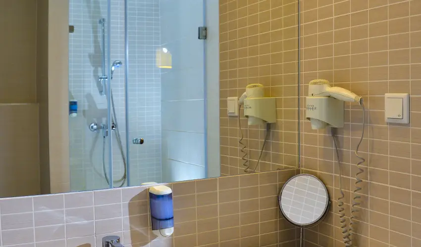 Royal Club Hotel Visegr�d - M�rcius 15.  (min. 2 �j)