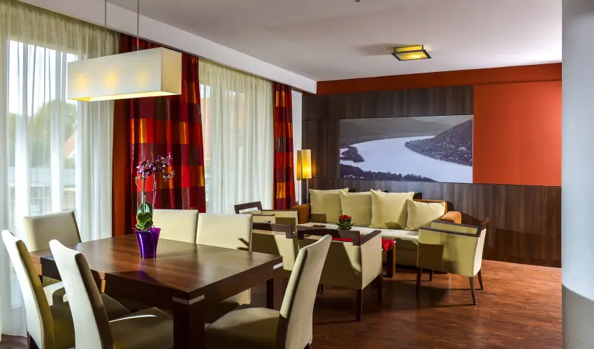 Royal Club Hotel Visegr�d - M�rcius 15.  (min. 2 �j)