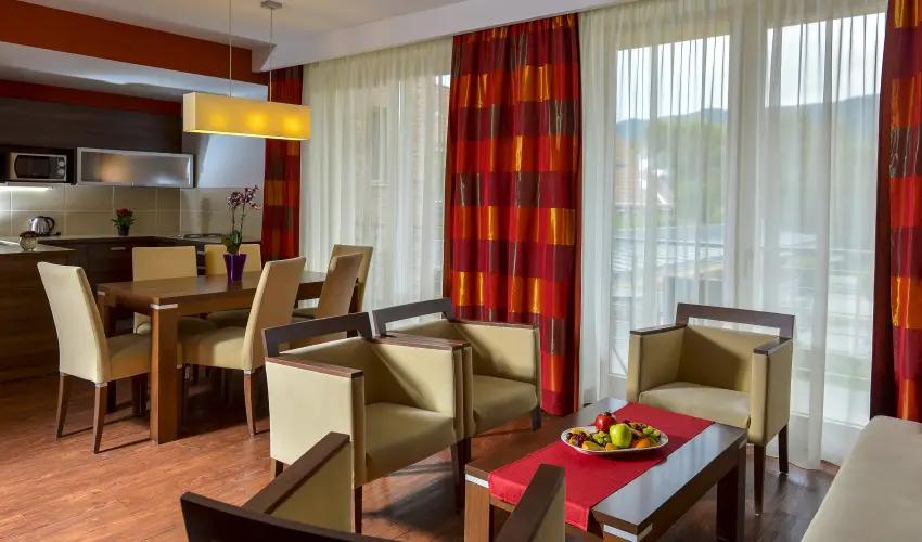 Royal Club Hotel Visegr�d - M�rcius 15.  (min. 2 �j)
