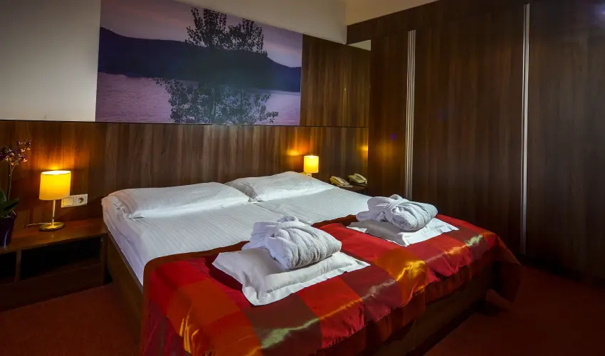 Royal Club Hotel Visegr�d - M�rcius 15.  (min. 2 �j)