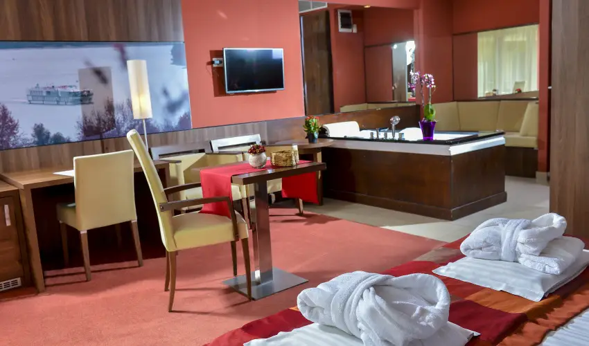 Royal Club Hotel Visegr�d - M�rcius 15.  (min. 2 �j)