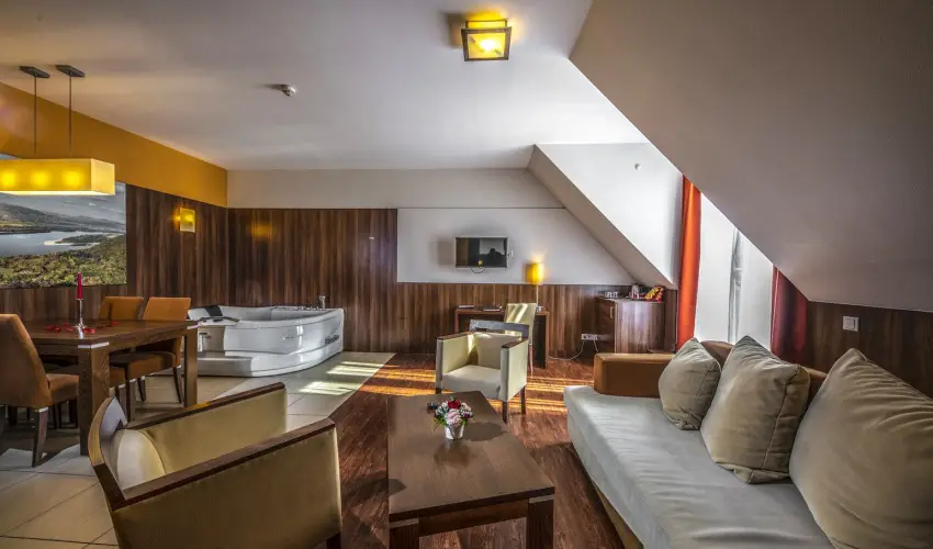 Royal Club Hotel Visegr�d - M�rcius 15.  (min. 2 �j)